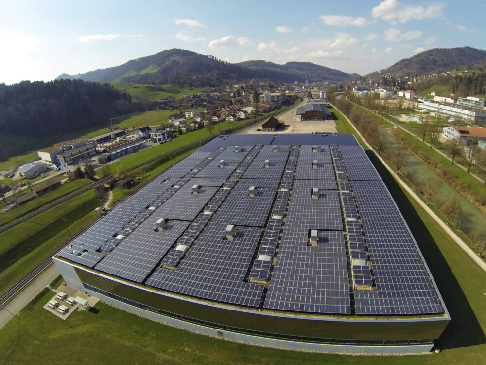 Solaranlage auf dem Dach der Högg AG Produktionstechnik an der Austrasse 25 in Wattwil - Högg AG Produktionstechnik